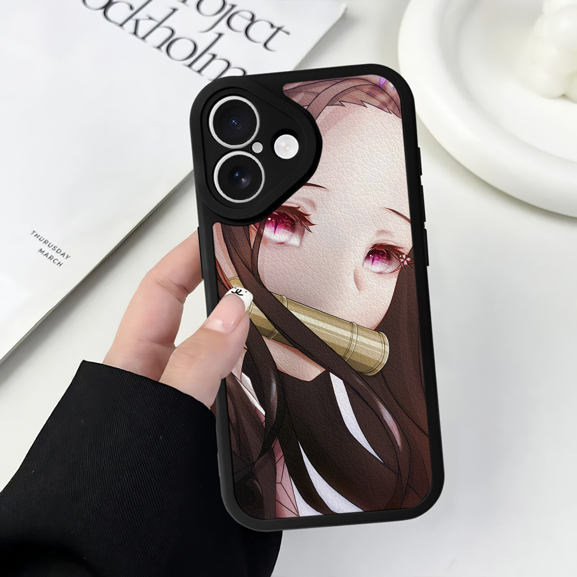（画像用） 鬼滅の刃（きめつのやいば）竈門 禰󠄀豆子／かまど ねずこ Kamado Nezuko 【iPhone 16シリーズ対応】シリコンスマホケース（レザー調） 材質：シリコン